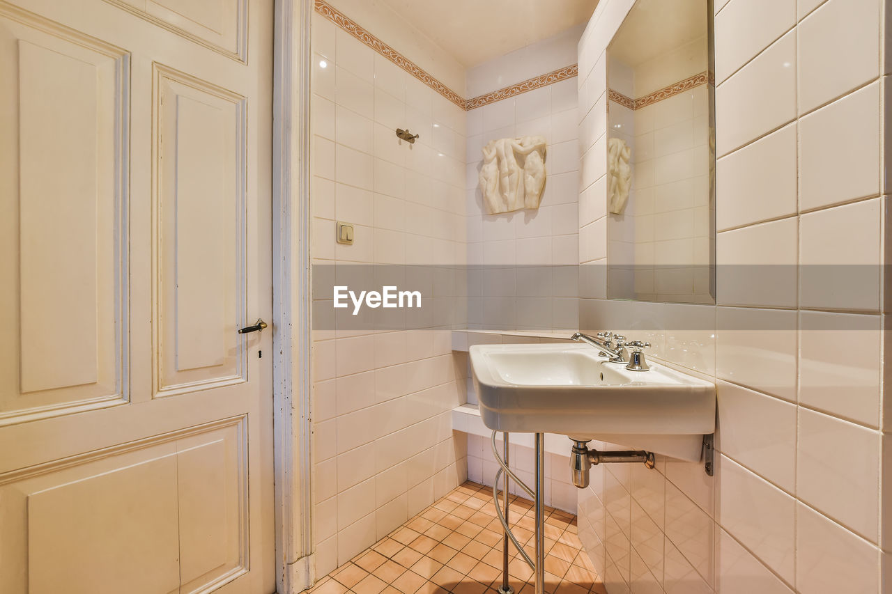 VIEW OF BATHROOM AND WHITE WALL