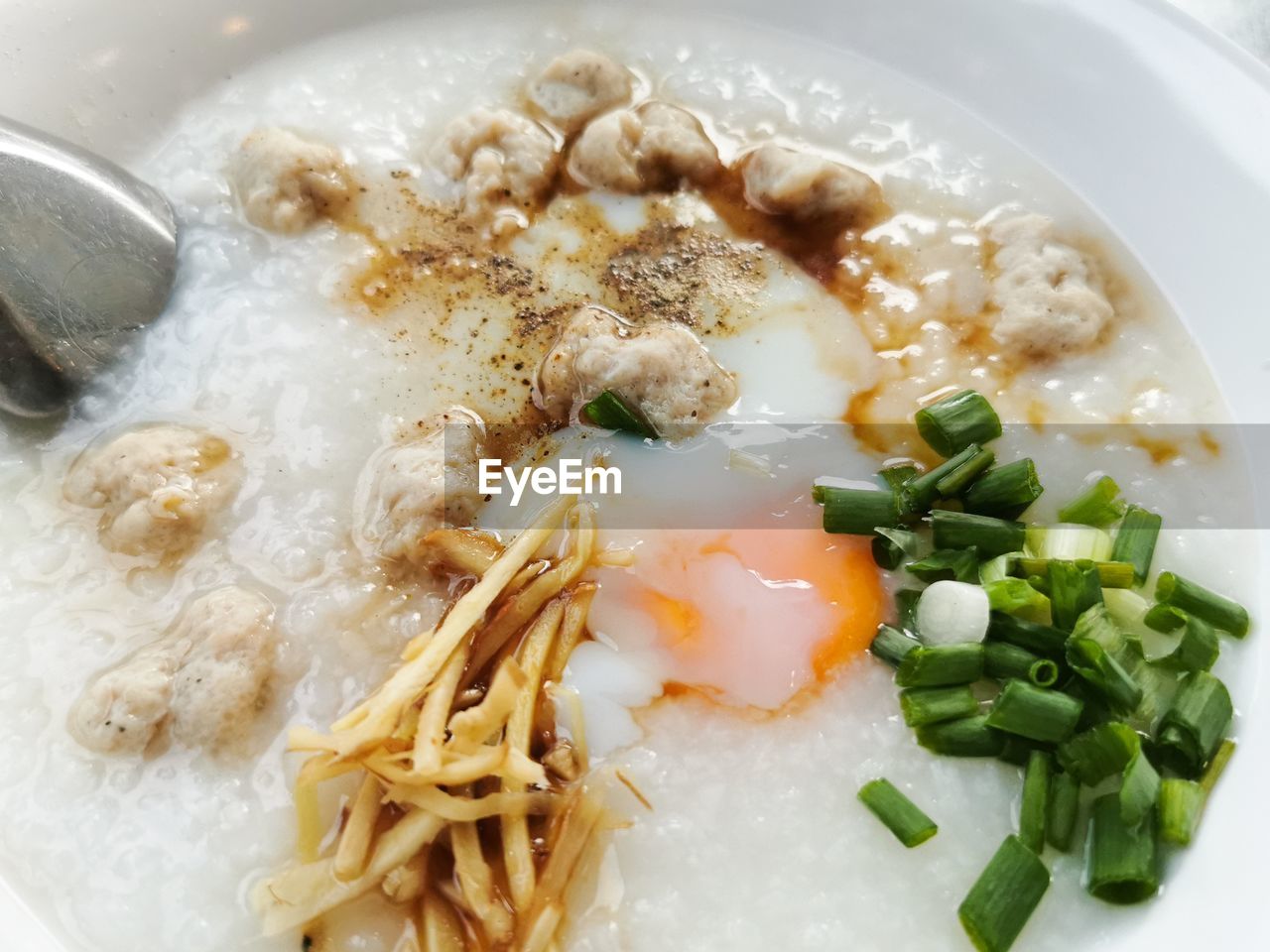 HIGH ANGLE VIEW OF FOOD IN BOWL