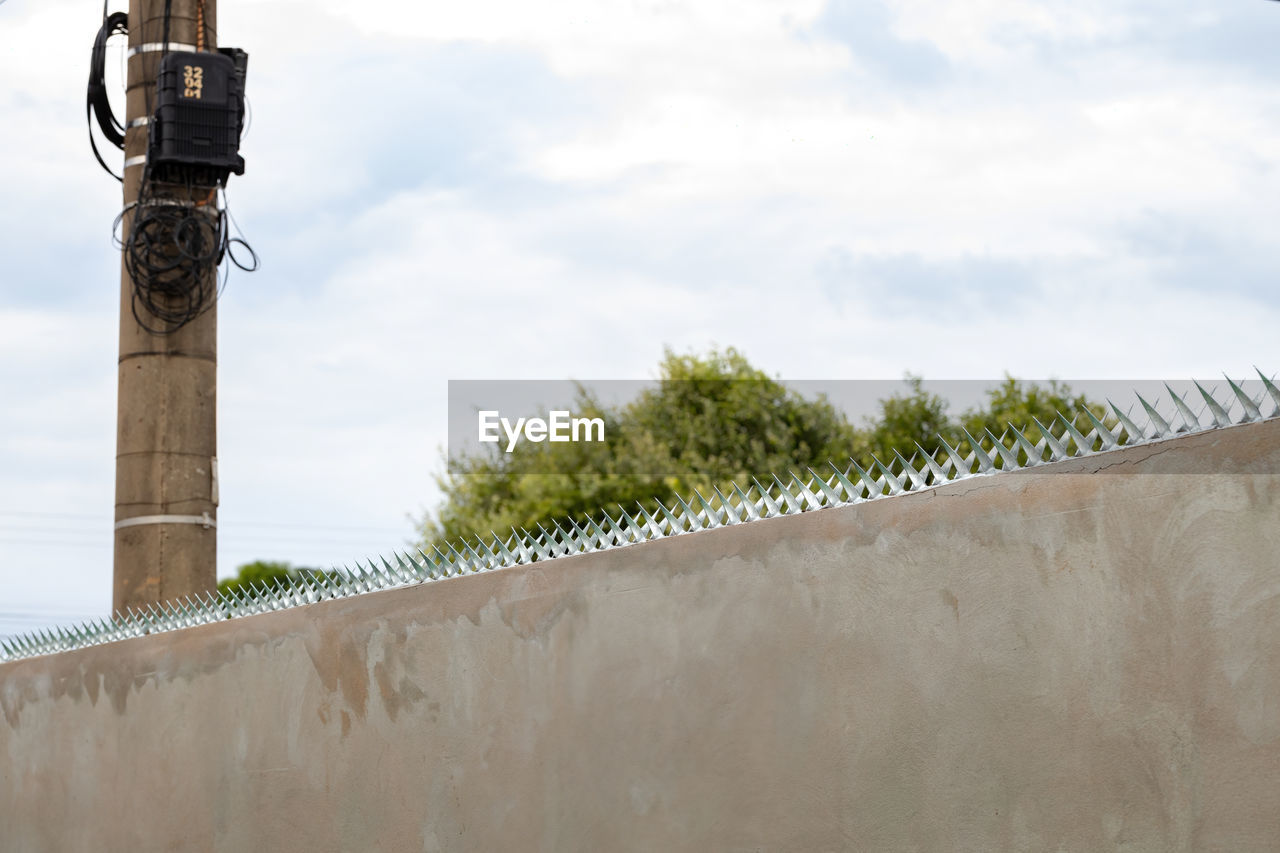 LOW ANGLE VIEW OF WALL AGAINST BUILDING