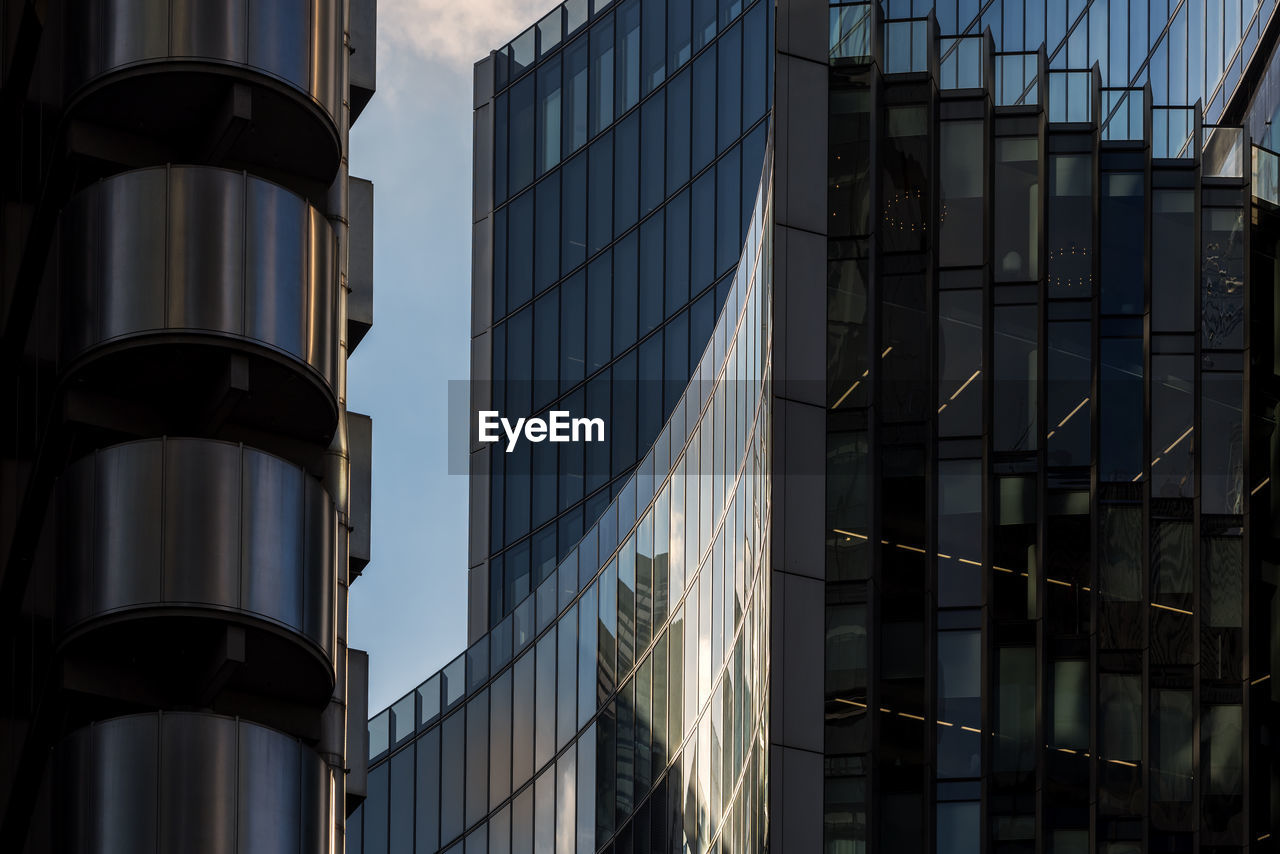 LOW ANGLE VIEW OF MODERN BUILDING IN CITY