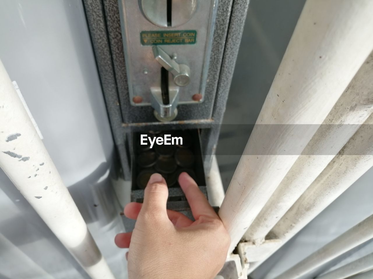 HIGH ANGLE VIEW OF PERSON HAND HOLDING COMPUTER