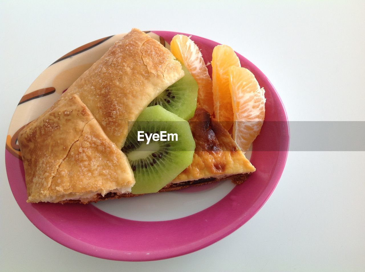 HIGH ANGLE VIEW OF CAKE IN PLATE