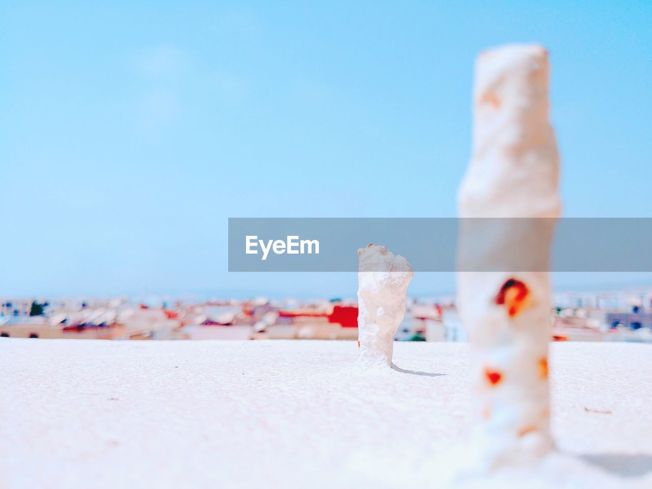 CLOSE-UP OF MAN ON BEACH AGAINST SKY