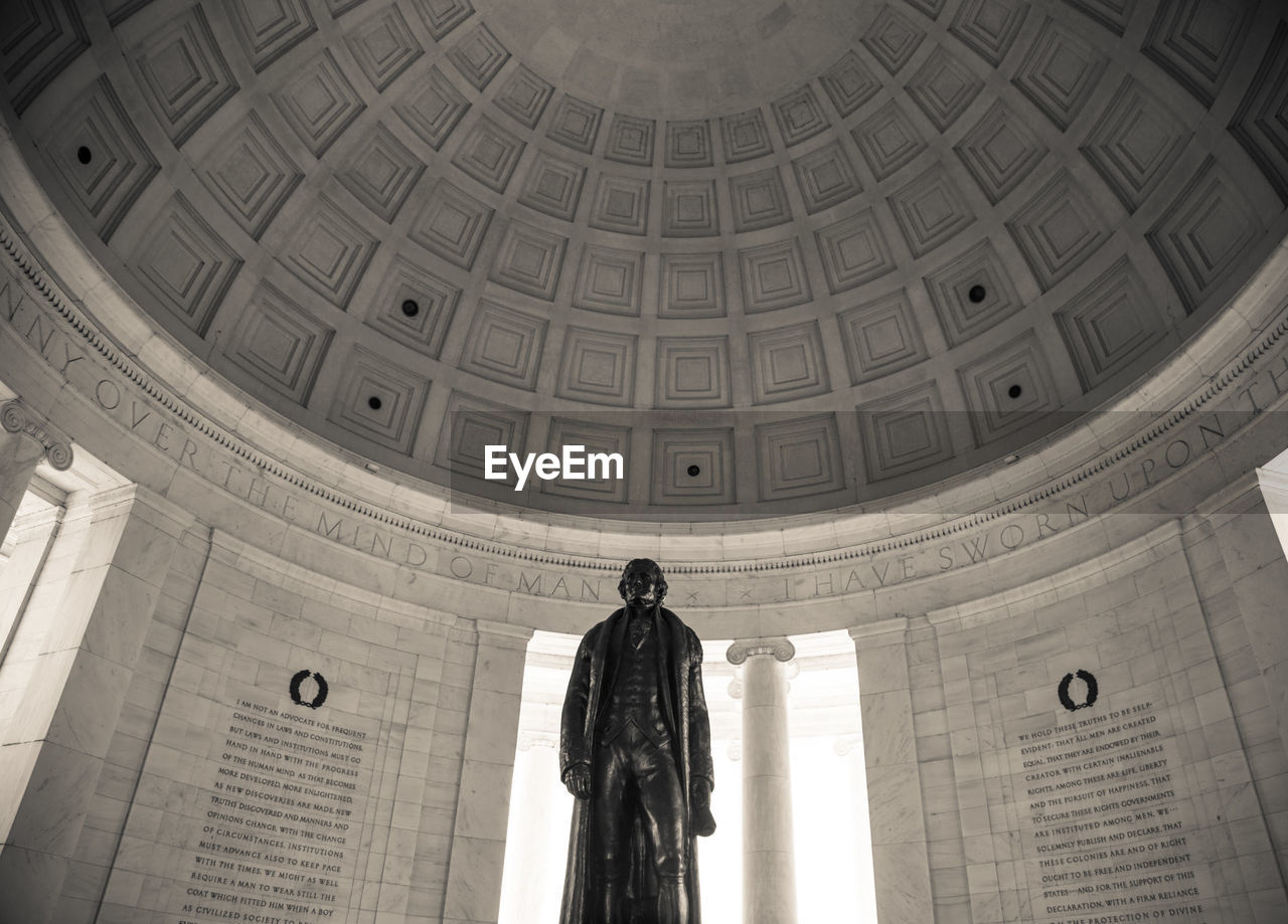 Statue of thomas jefferson in jefferson memorial