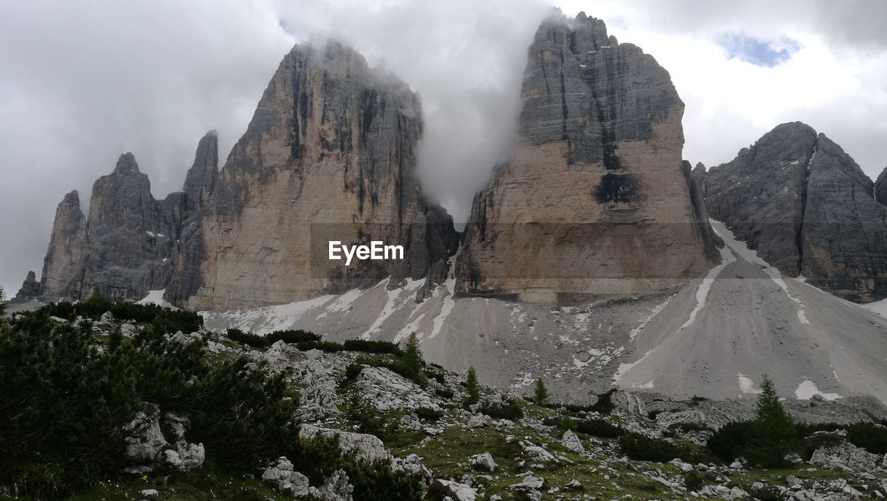 PANORAMIC VIEW OF MOUNTAIN AGAINST SKY