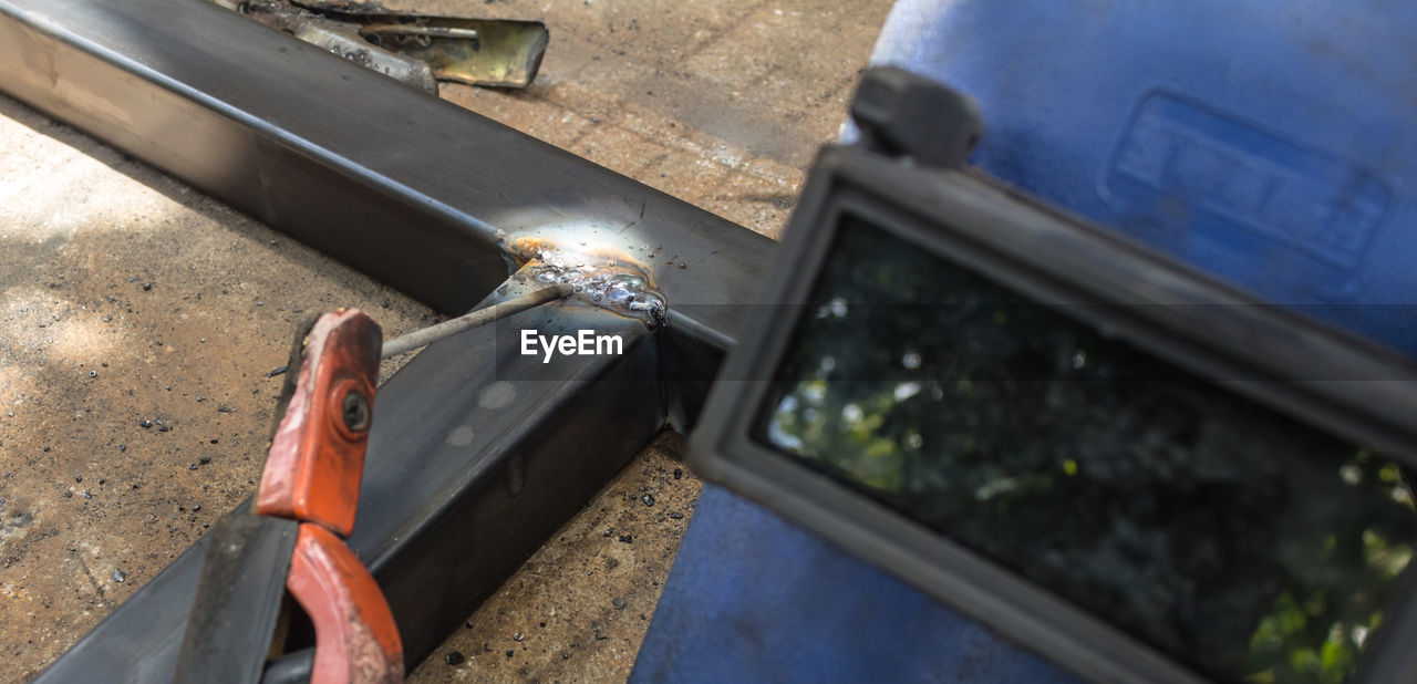 HIGH ANGLE VIEW OF A HORSE CART IN GLASS