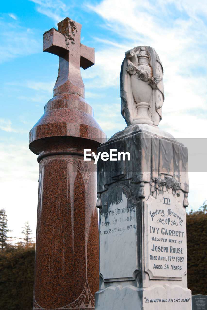 LOW ANGLE VIEW OF SCULPTURE AGAINST SKY