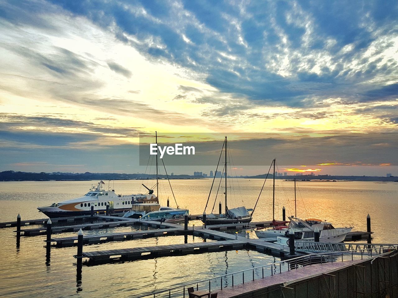 BOATS IN SEA AGAINST SKY