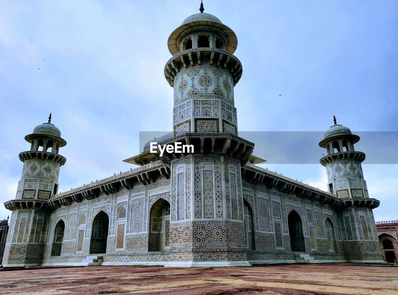 LOW ANGLE VIEW OF TOWER OF BUILDING