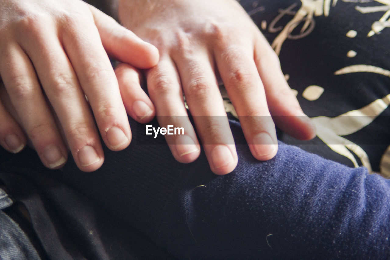 CROPPED IMAGE OF PERSON TOUCHING HANDS