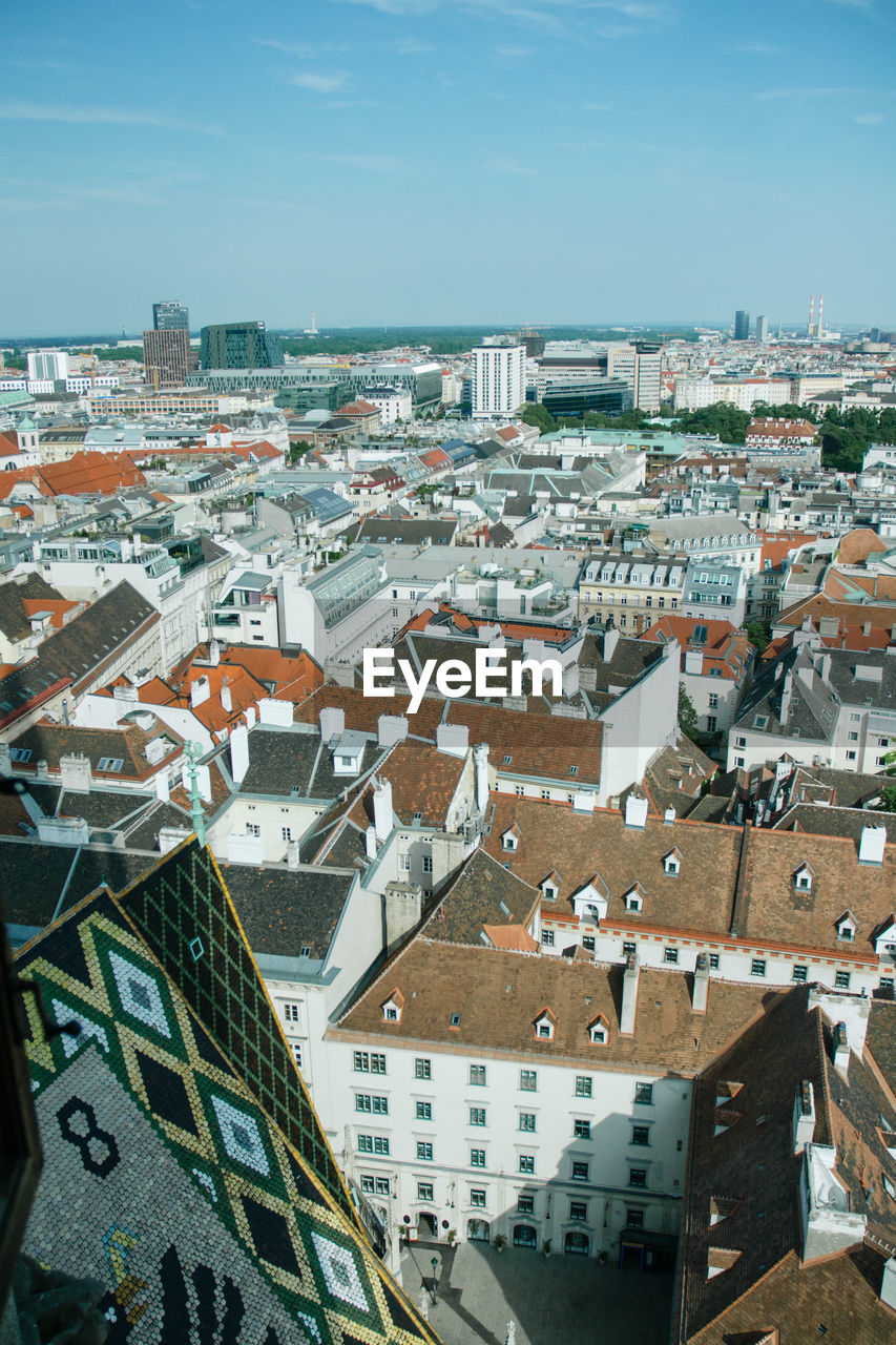 HIGH ANGLE VIEW OF BUILDINGS IN CITY AGAINST SKY