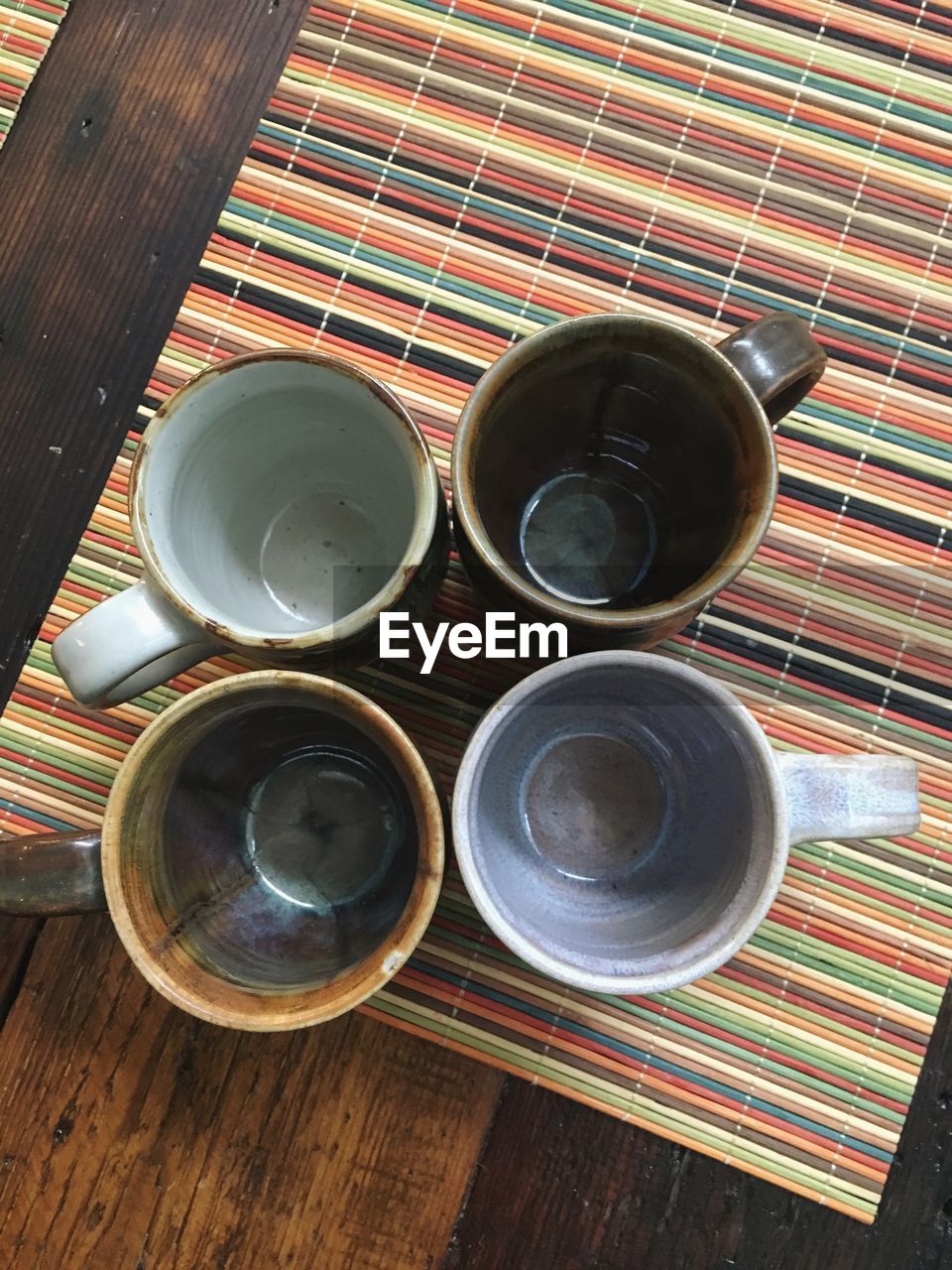 HIGH ANGLE VIEW OF COFFEE AND CUPS ON TABLE