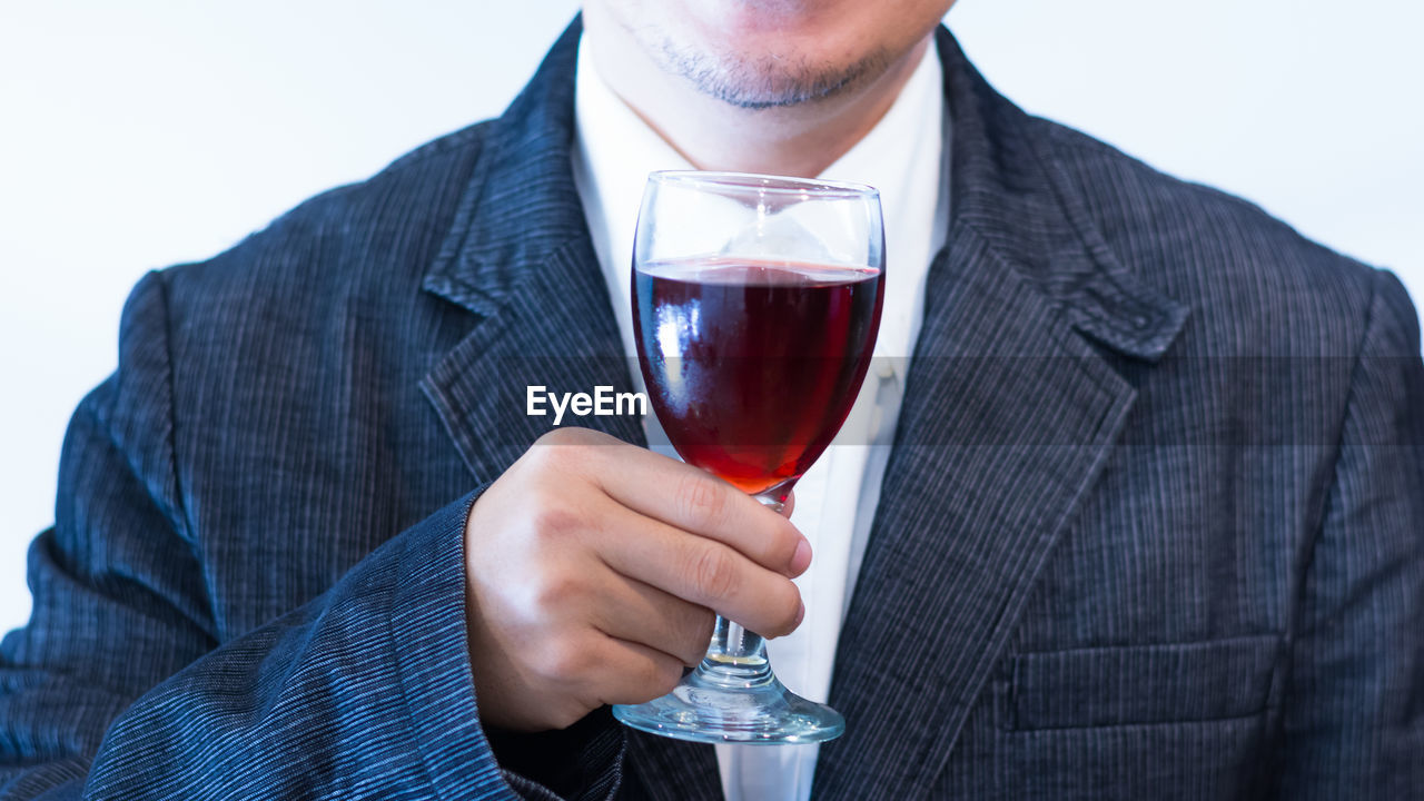 CLOSE-UP OF A MAN DRINKING GLASS WITH BEER