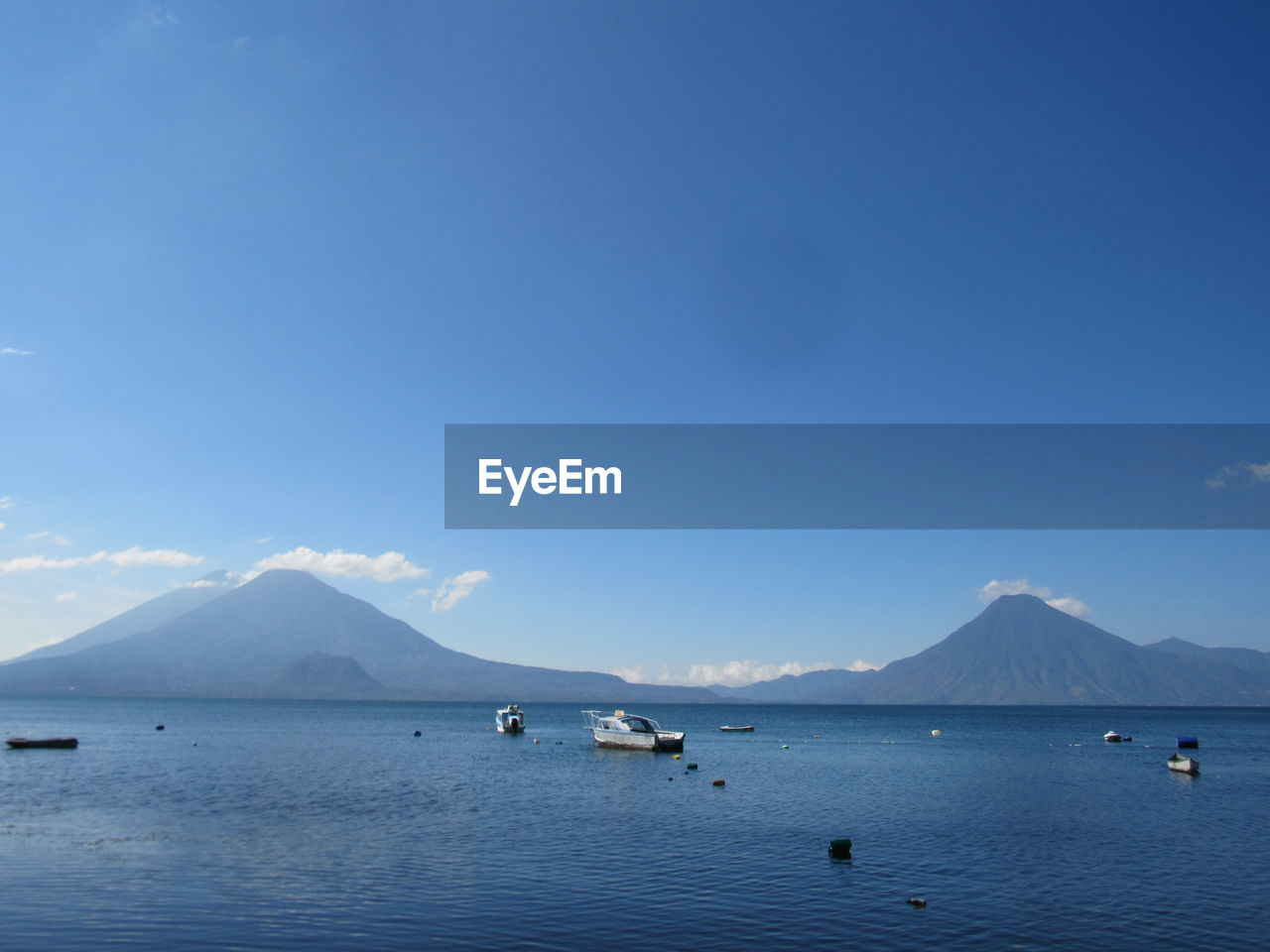 SCENIC VIEW OF SEA AND MOUNTAINS AGAINST SKY