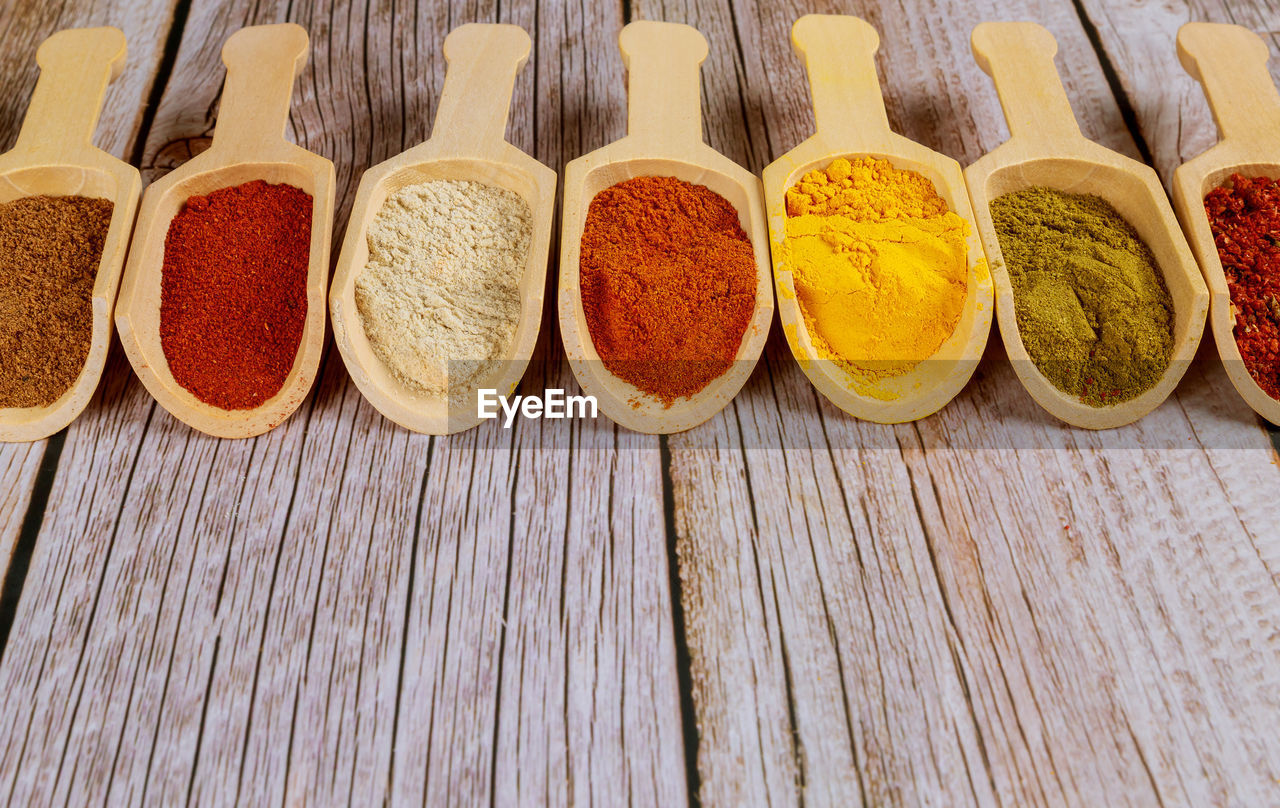 HIGH ANGLE VIEW OF SPICES ON WOODEN TABLE