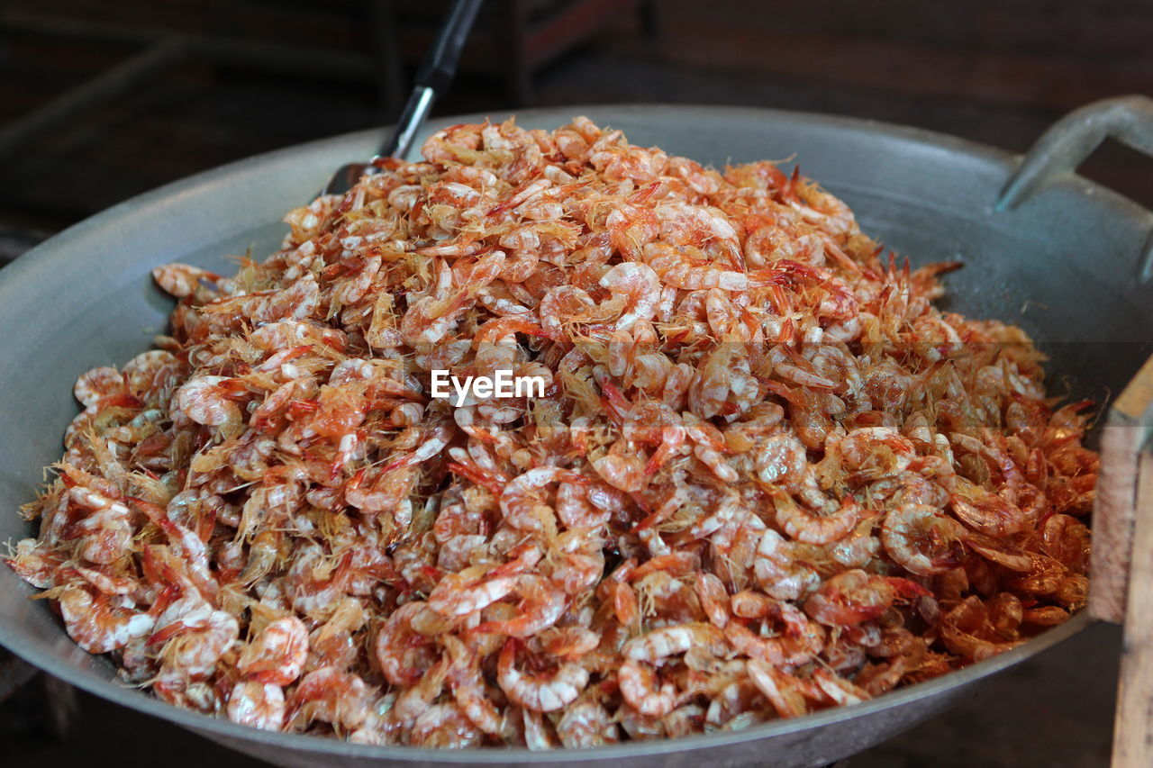 CLOSE-UP OF MEAT IN COOKING PAN