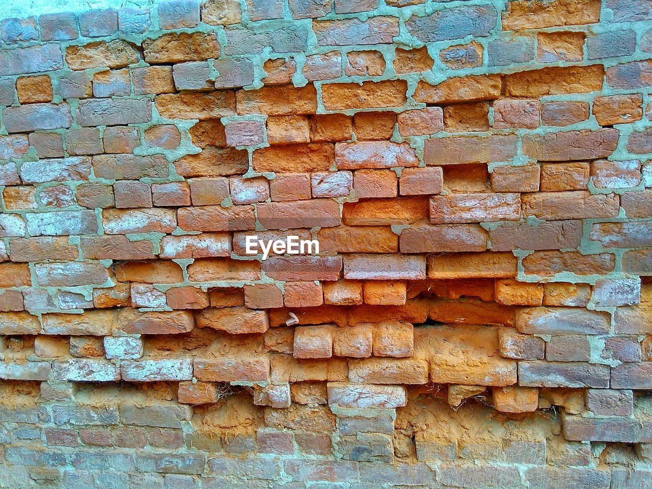 CLOSE-UP OF BRICK WALL