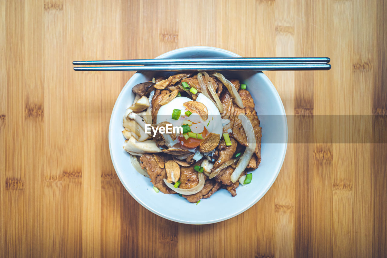 HIGH ANGLE VIEW OF FOOD IN PLATE