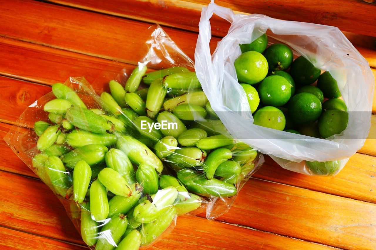 HIGH ANGLE VIEW OF FRESH FRUITS IN CONTAINER ON TABLE