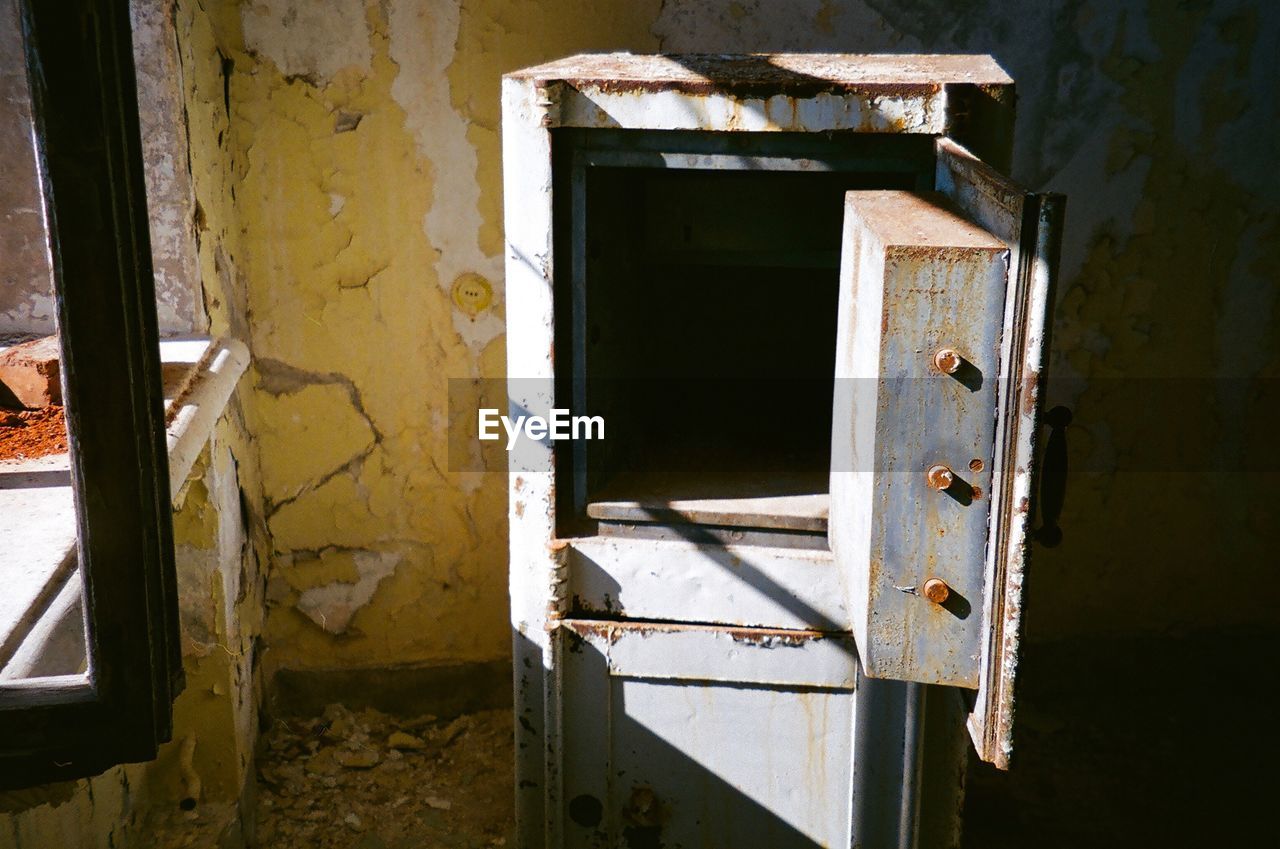 CLOSE-UP OF DAMAGED WINDOW