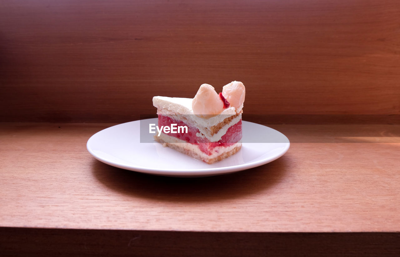 CLOSE-UP OF CAKE ON PLATE