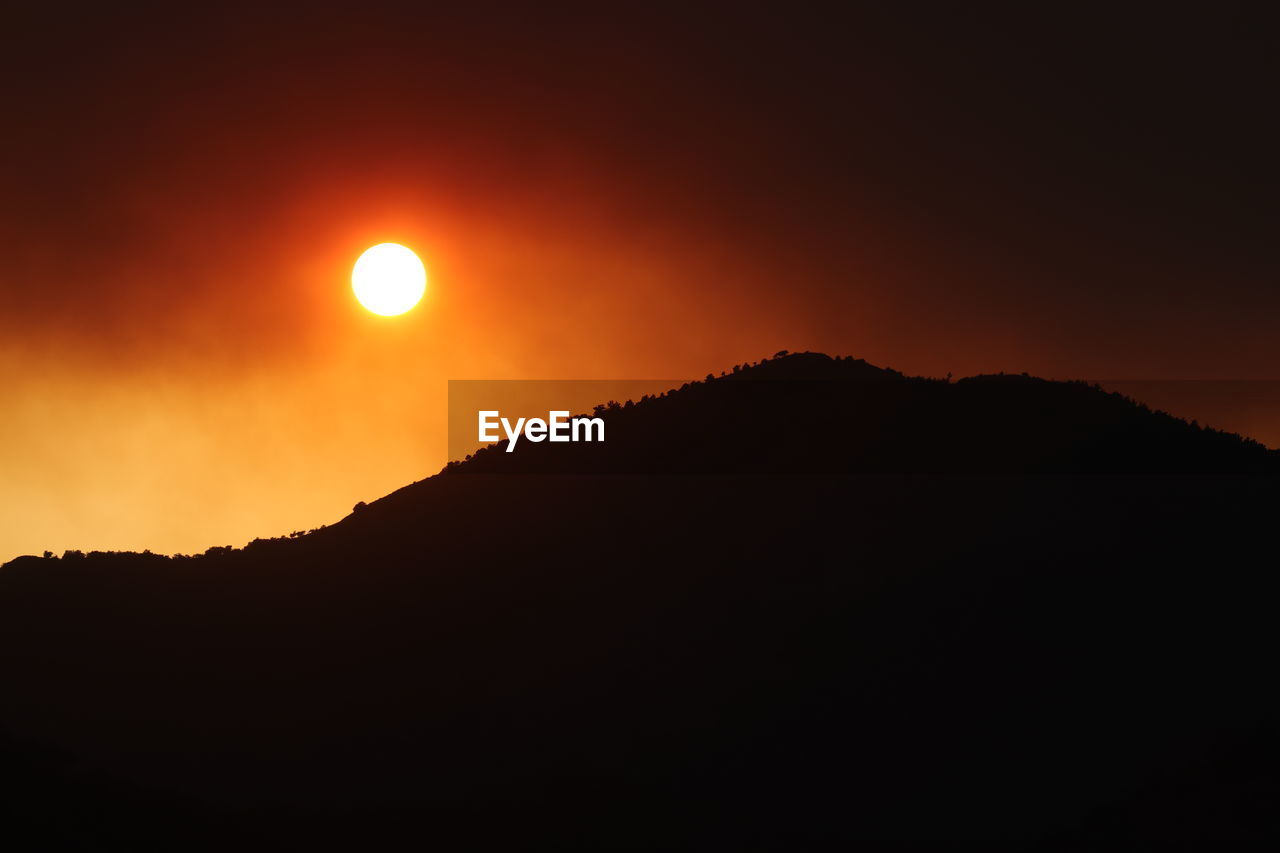 SILHOUETTE MOUNTAIN AGAINST SKY DURING SUNSET