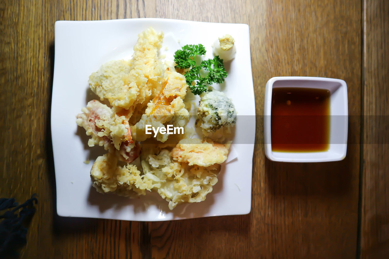 HIGH ANGLE VIEW OF FOOD SERVED ON TABLE