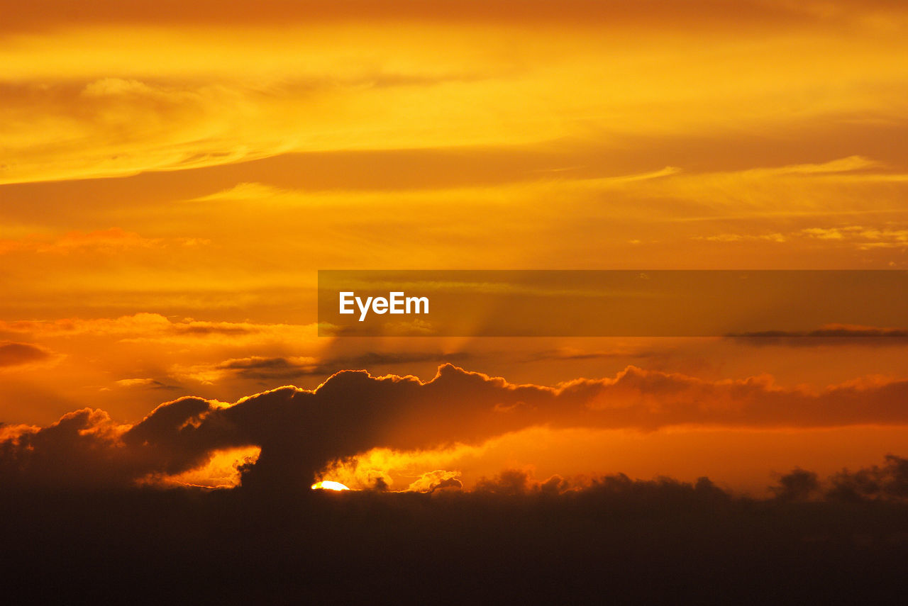 SCENIC VIEW OF DRAMATIC SKY OVER LANDSCAPE