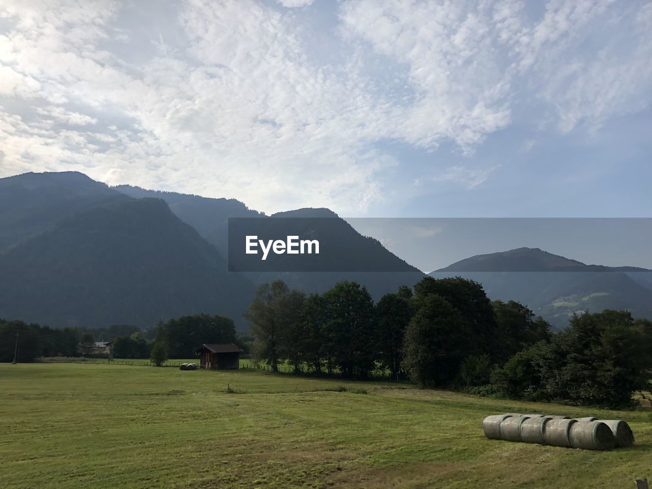 SCENIC VIEW OF FIELD AGAINST MOUNTAINS