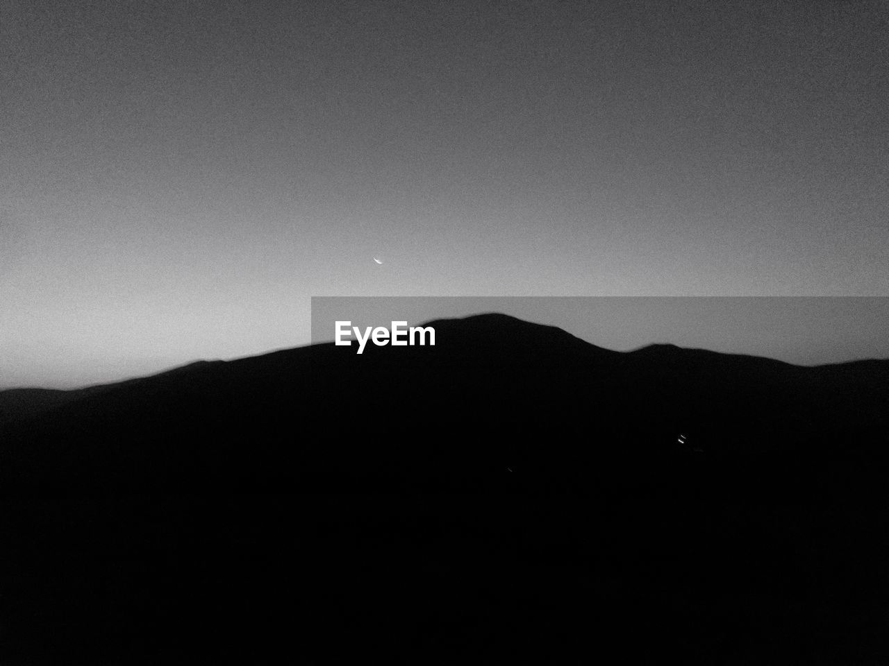 SILHOUETTE MOUNTAIN AGAINST CLEAR SKY AT NIGHT