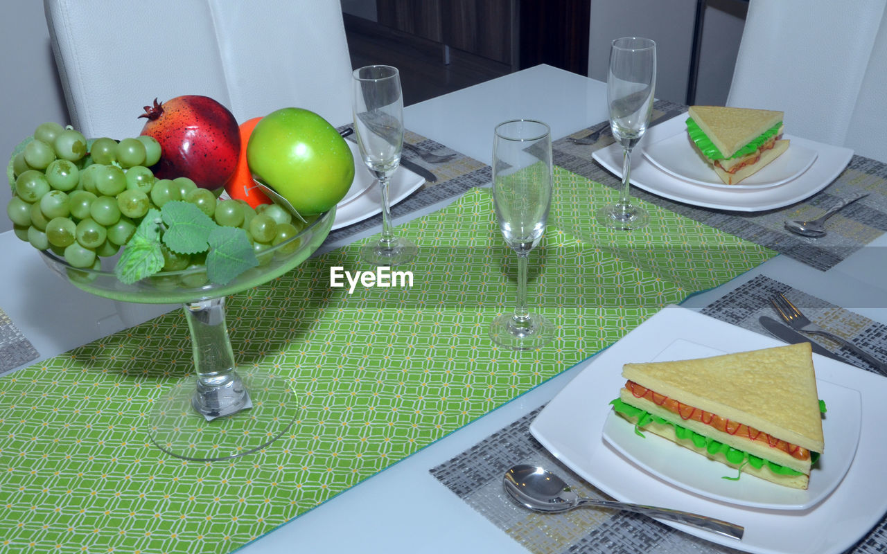 HIGH ANGLE VIEW OF APPLES AND VEGETABLES ON TABLE