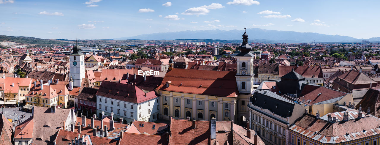 HIGH ANGLE VIEW OF BUILDINGS IN CITY AGAINST SKY