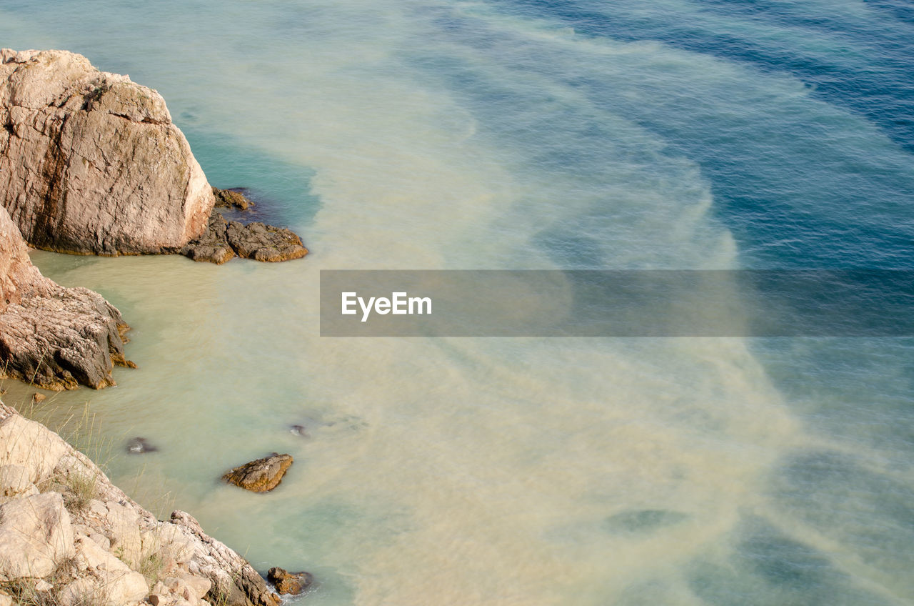 HIGH ANGLE VIEW OF SEA WAVES