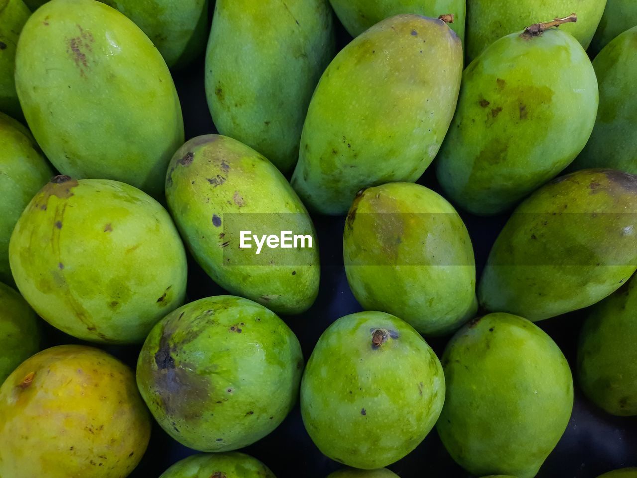 FULL FRAME SHOT OF FRUITS