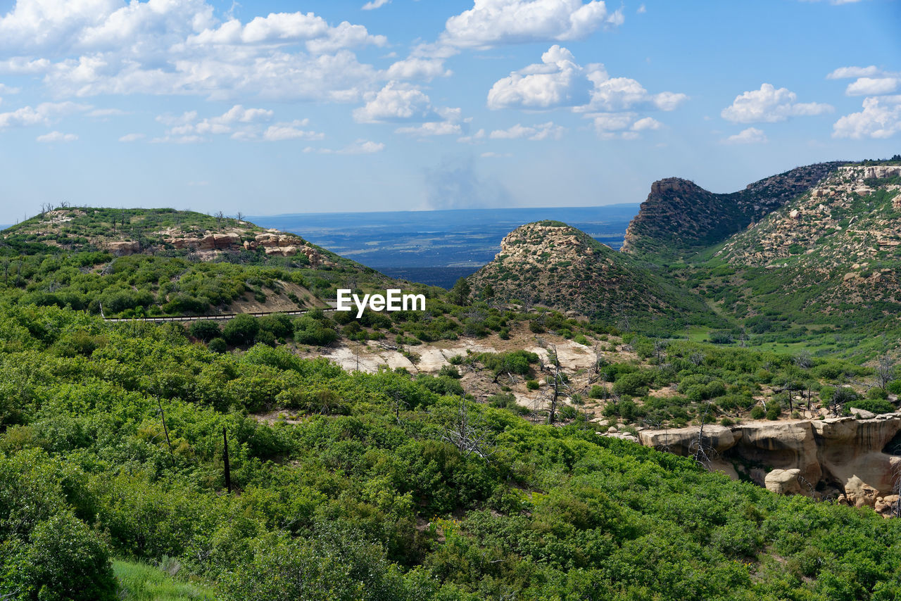 SCENIC VIEW OF SEA BY MOUNTAINS AGAINST SKY
