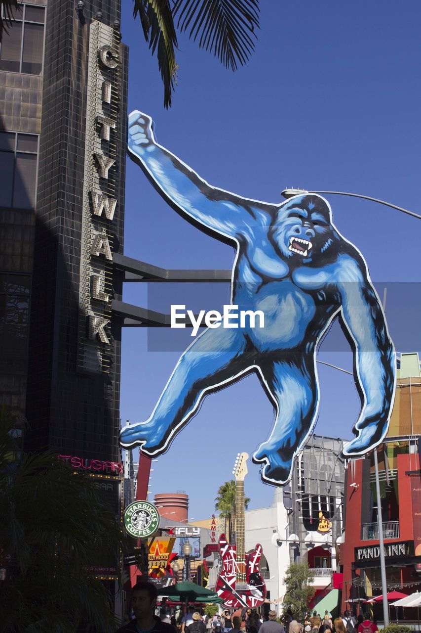 LOW ANGLE VIEW OF STATUE AGAINST BUILDING AGAINST SKY