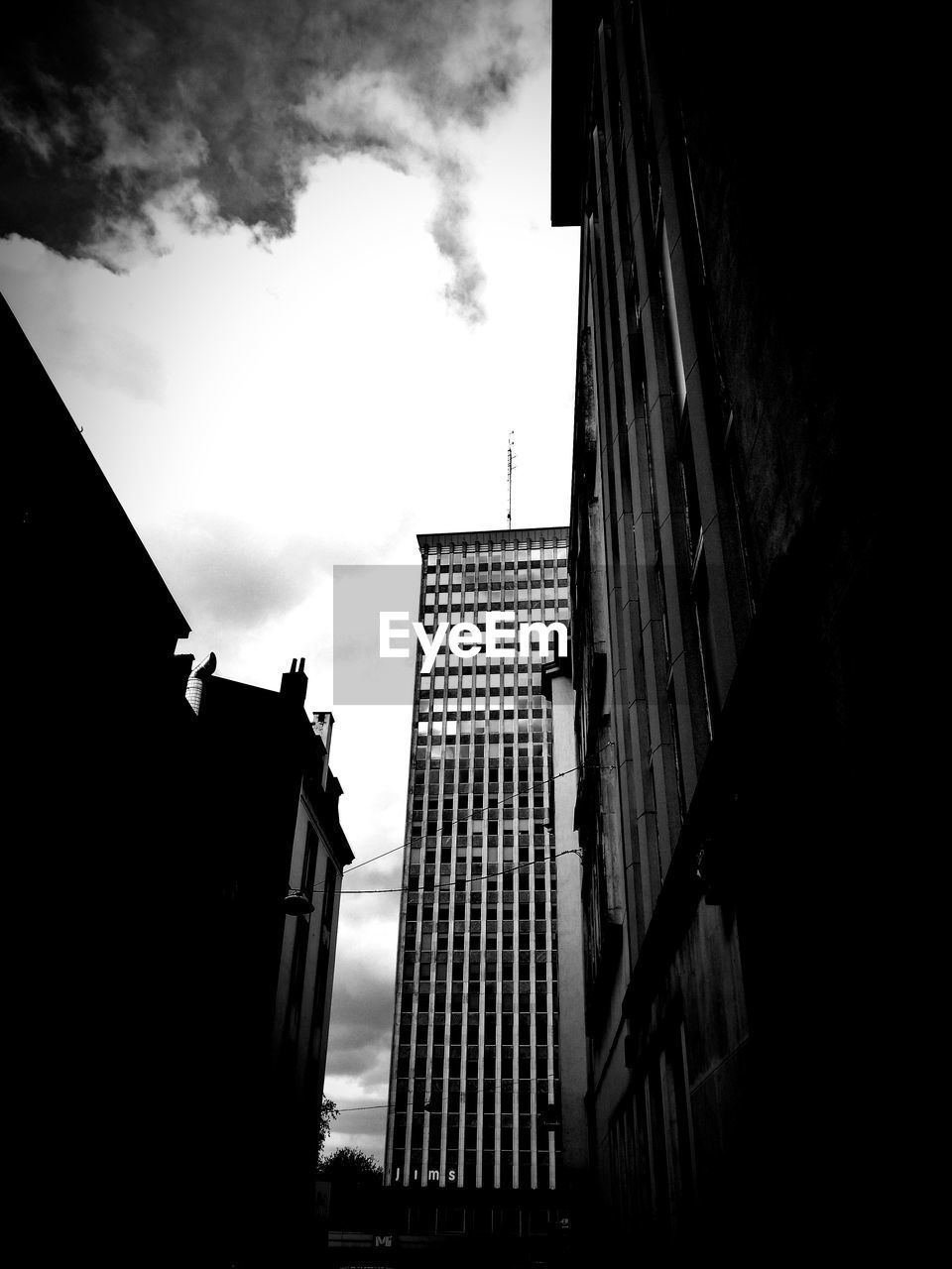 LOW ANGLE VIEW OF BUILDINGS IN CITY AGAINST SKY