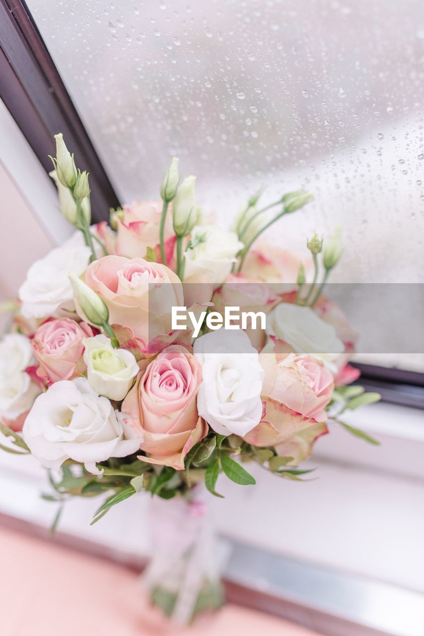 CLOSE-UP OF PINK ROSE BOUQUET