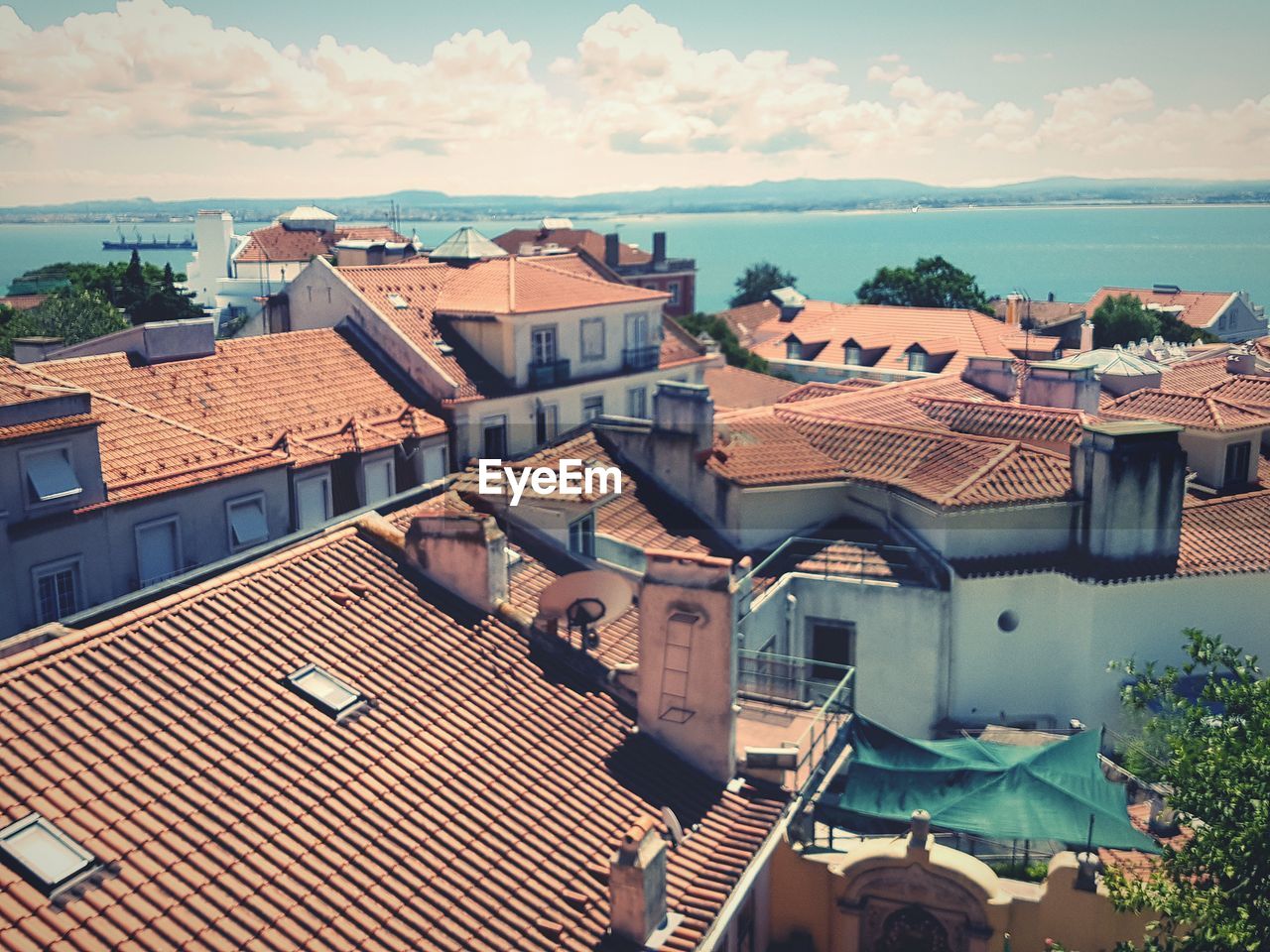 HIGH ANGLE VIEW OF BUILDINGS IN TOWN