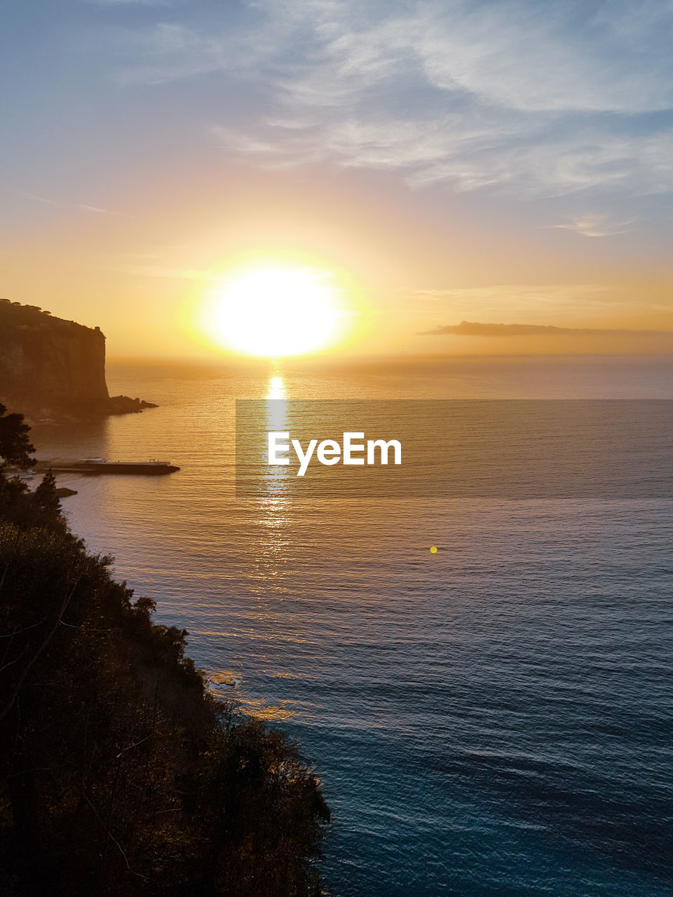 SCENIC VIEW OF SEA AGAINST SUNSET SKY