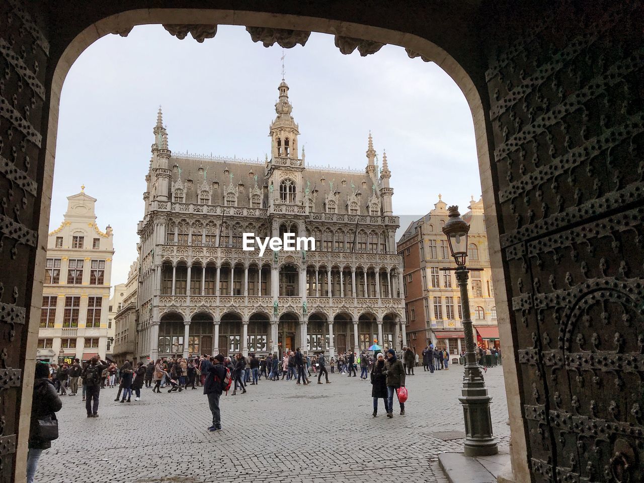 GROUP OF PEOPLE IN FRONT OF HISTORIC BUILDING