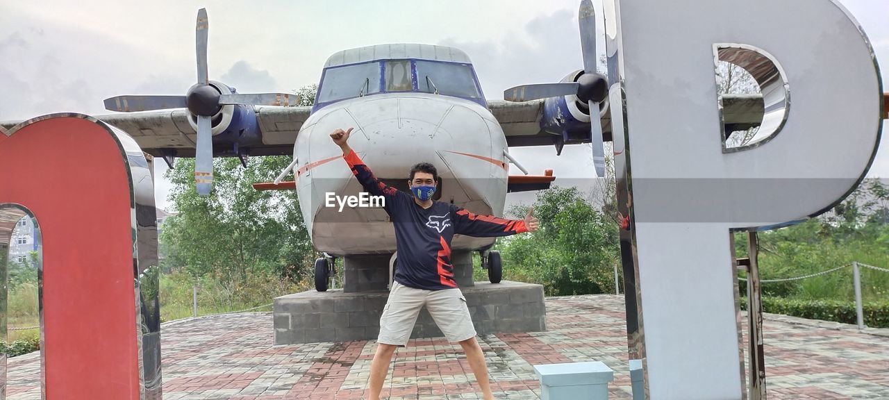 Pose in the plane parking area