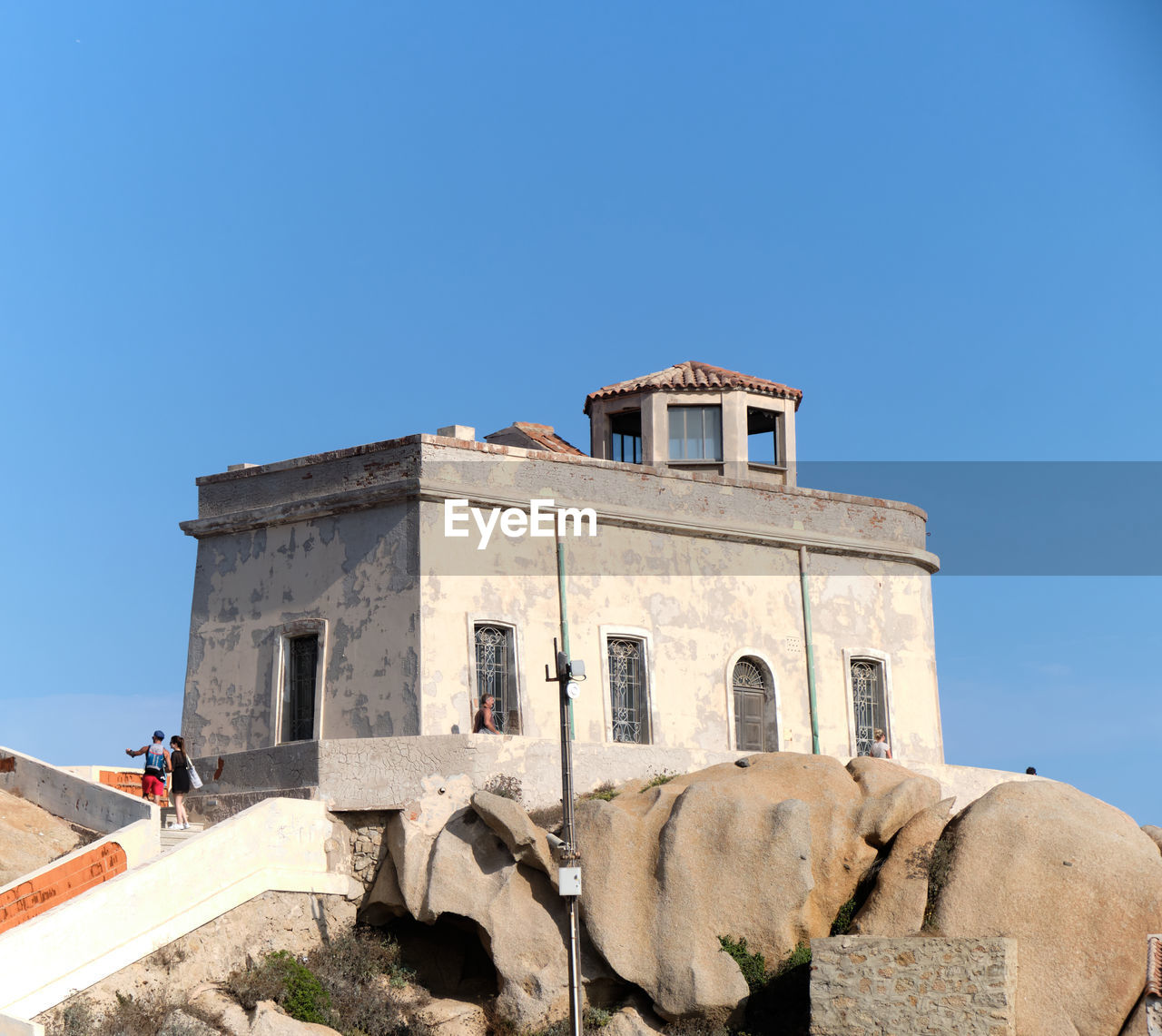 LOW ANGLE VIEW OF HISTORIC BUILDING AGAINST CLEAR BLUE SKY