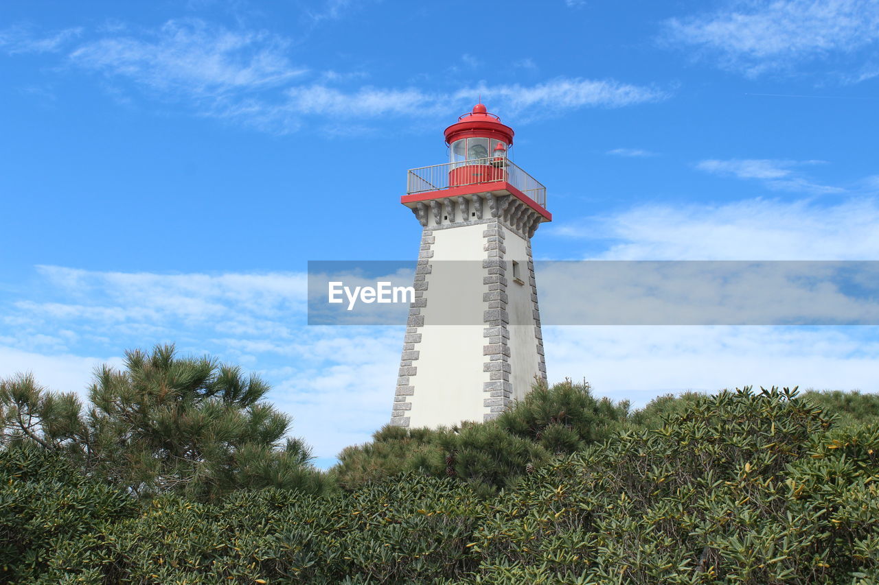 LOW ANGLE VIEW OF LIGHTHOUSE AGAINST SKY AND BUILDING