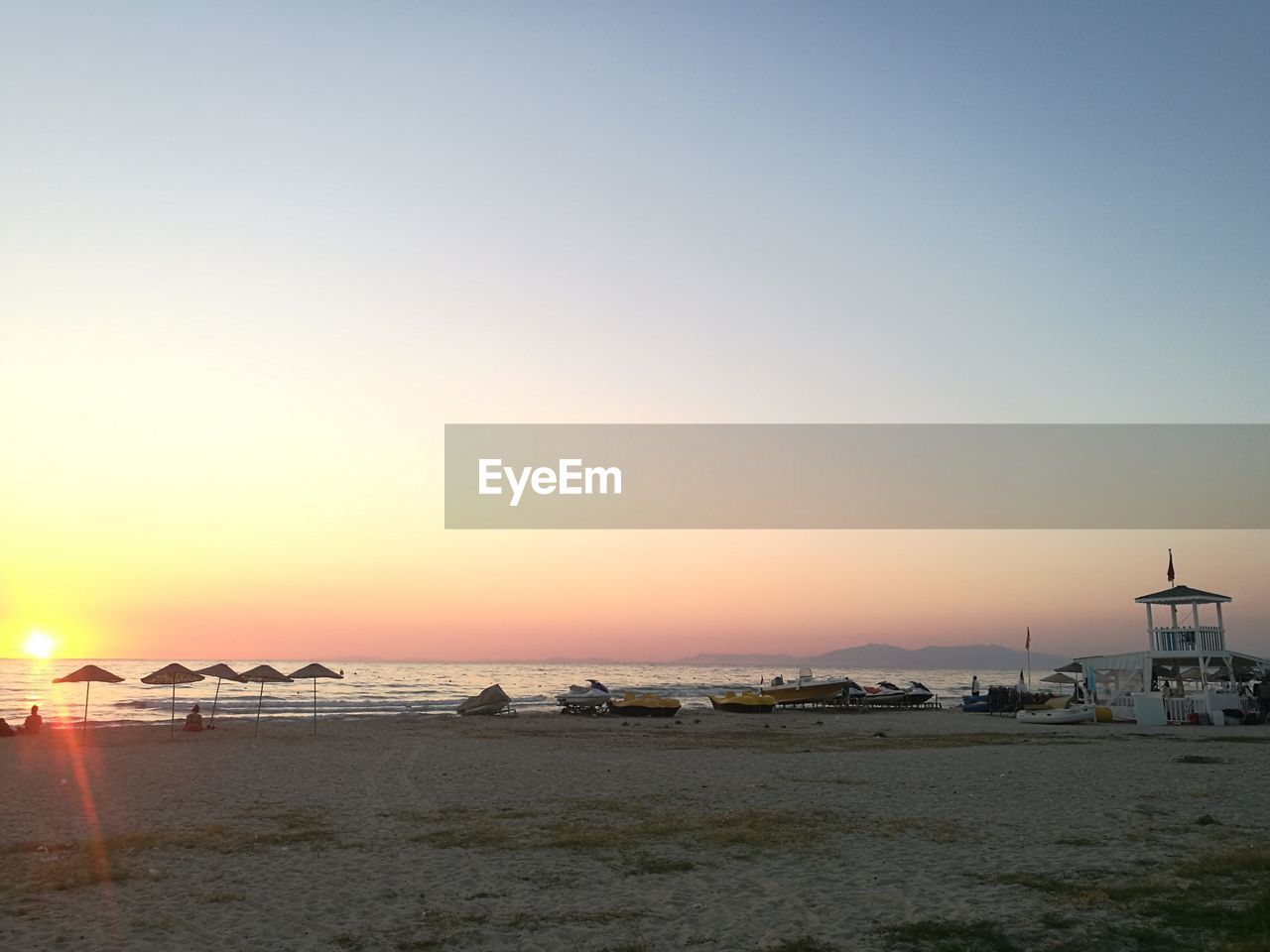 SCENIC VIEW OF SEA AGAINST CLEAR SKY AT SUNSET