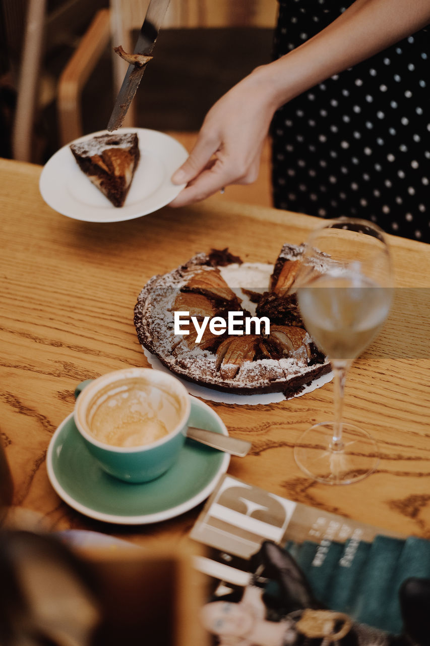 CLOSE-UP OF COFFEE CUP AND DRINK