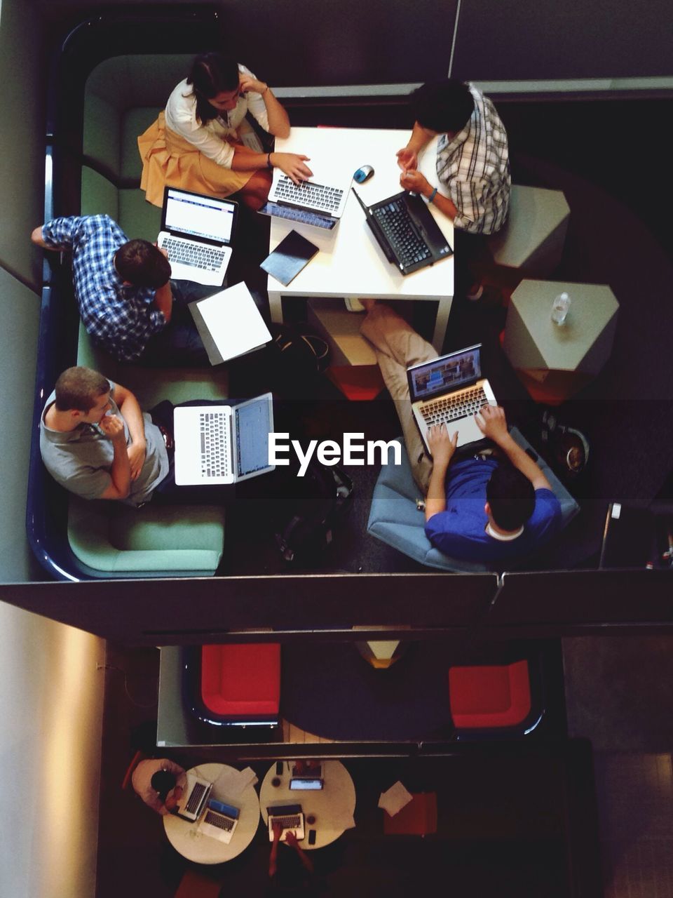 HIGH ANGLE VIEW OF LAPTOP ON TABLE IN RESTAURANT