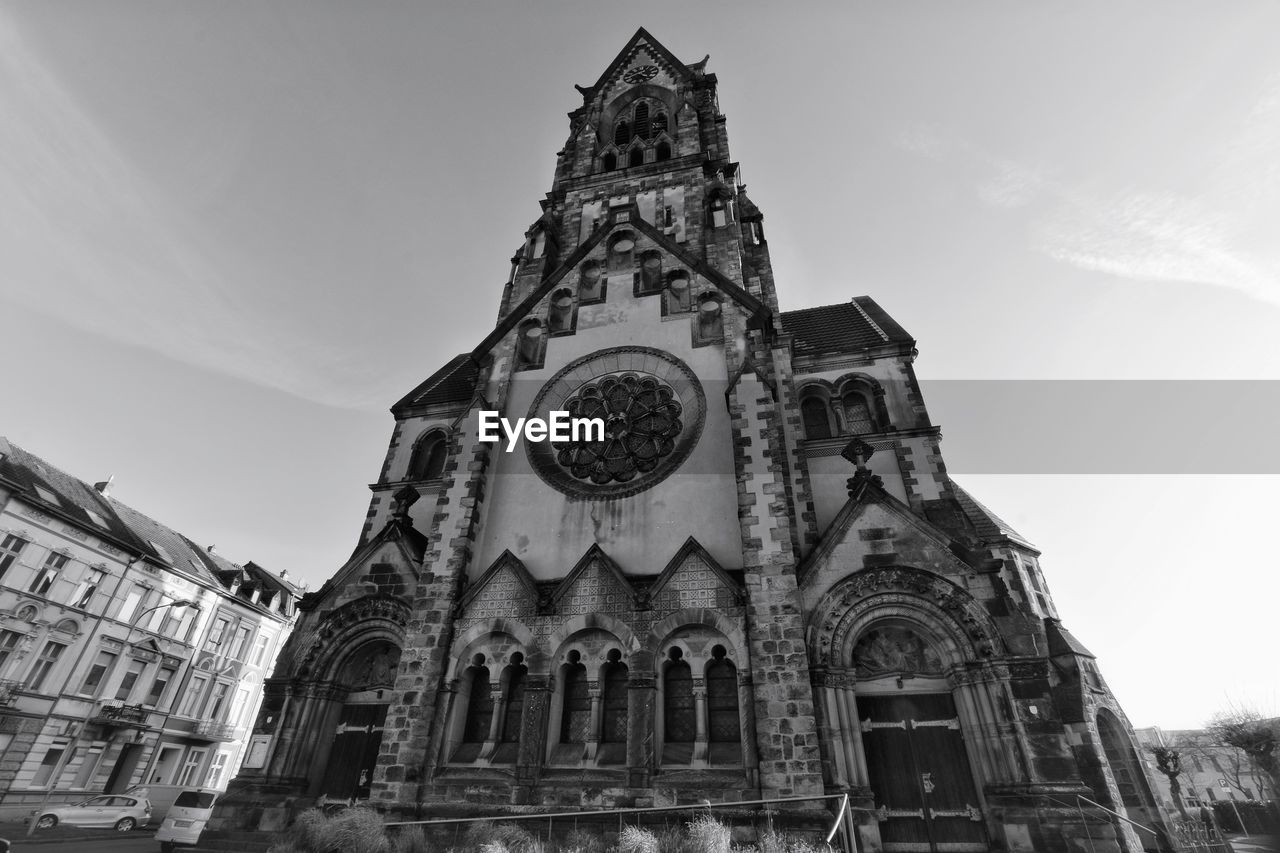 LOW ANGLE VIEW OF HISTORICAL BUILDING