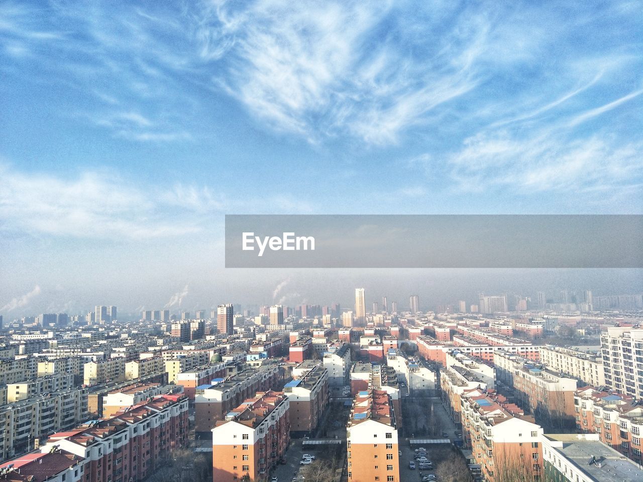 HIGH ANGLE VIEW OF CITYSCAPE AGAINST SKY