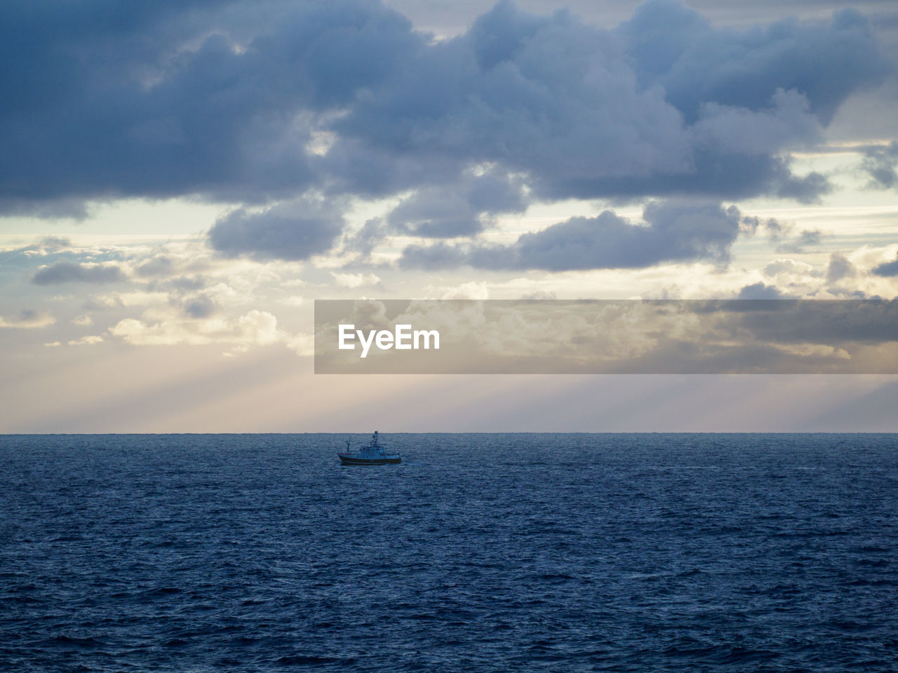 SCENIC VIEW OF SAILBOAT IN SEA AGAINST SKY